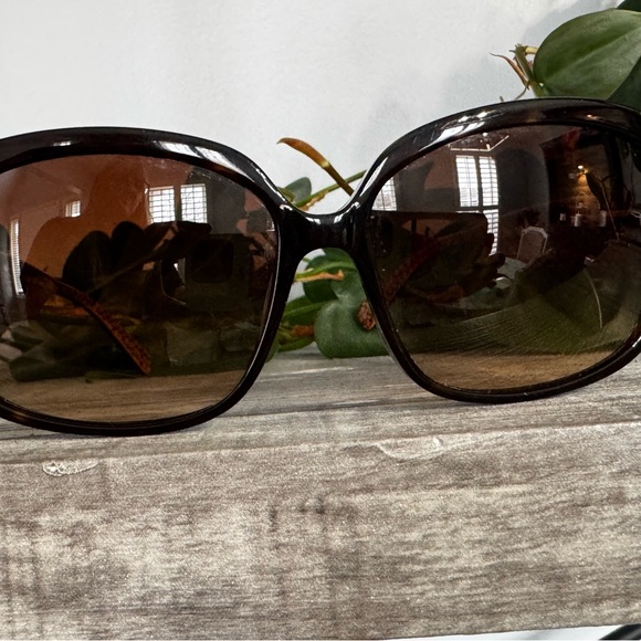 Coach Black Oversized Sunglasses with Glossy Finish - Picture 4 of 5